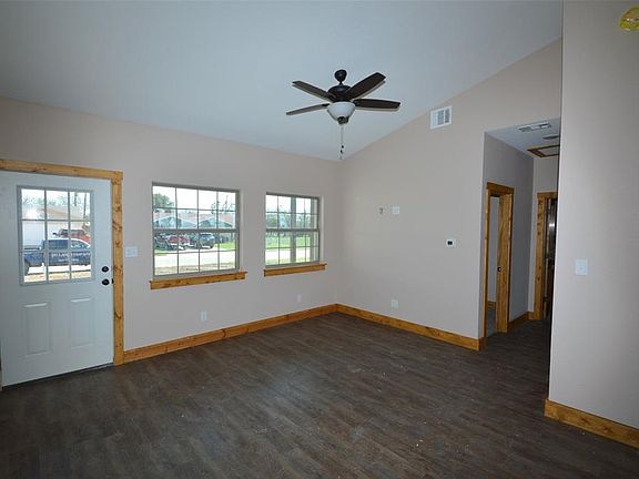 4th image of 121 E McAnelly St