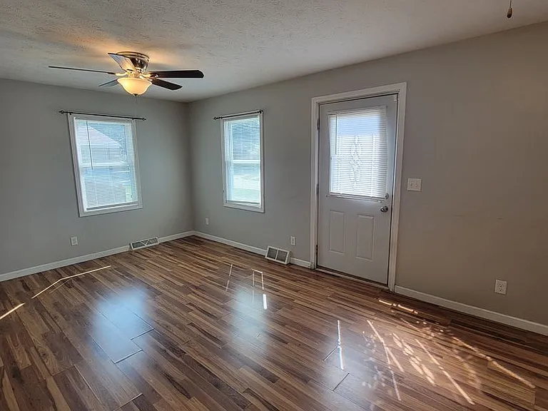404 E Poplar St — Photo 3