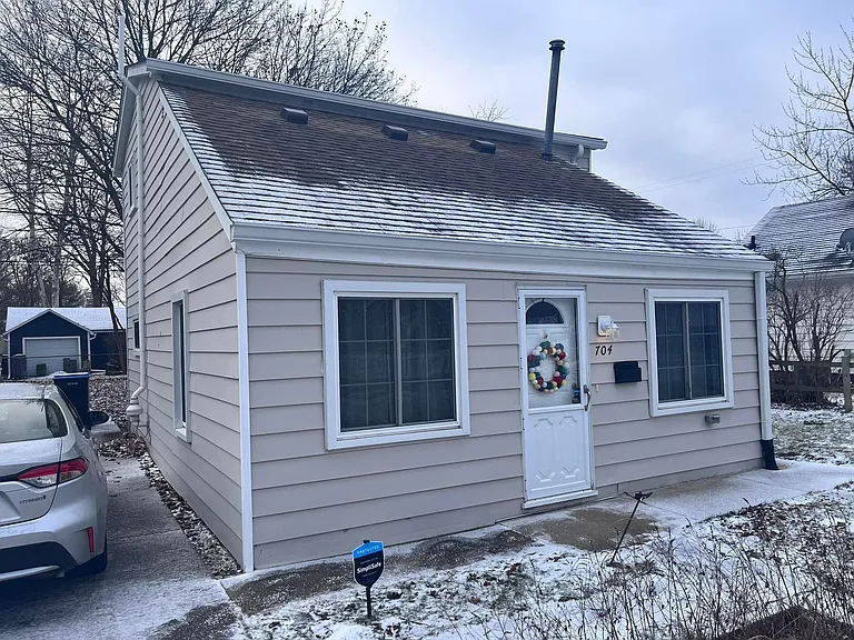 704 Virginia Pl — Photo 1