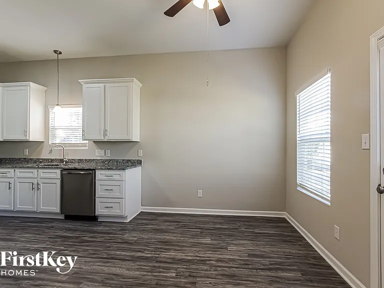 2301 Jacobs Ct — Photo 5