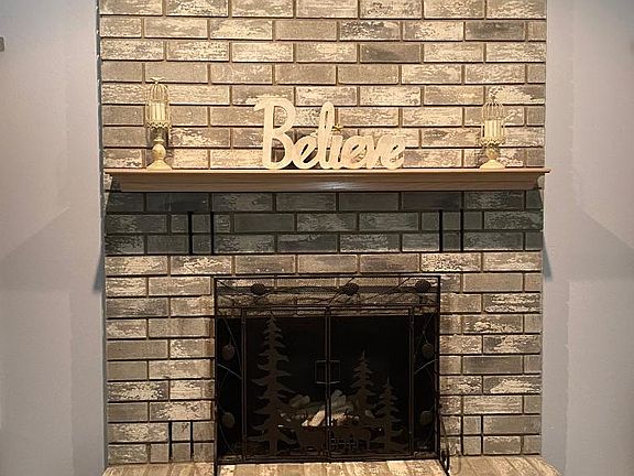Beautiful gas fireplace!
