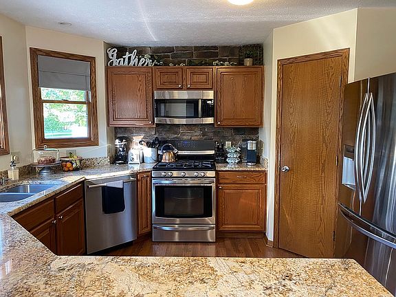 4th image of 411 Hillbrook Dr