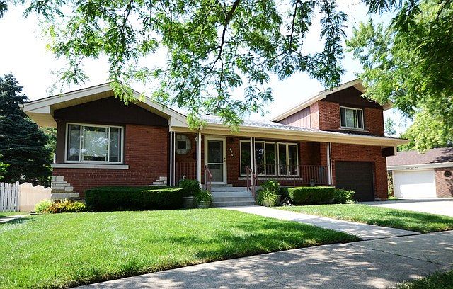 SPRAWLING HOME ON LARGE CUL-DE-SAC LOT!