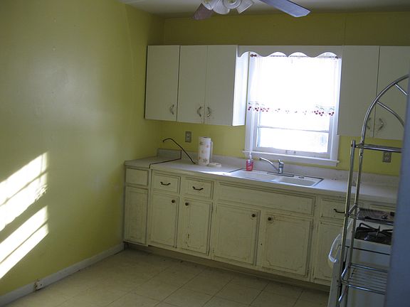 3rd image of 5203 Willow Ln