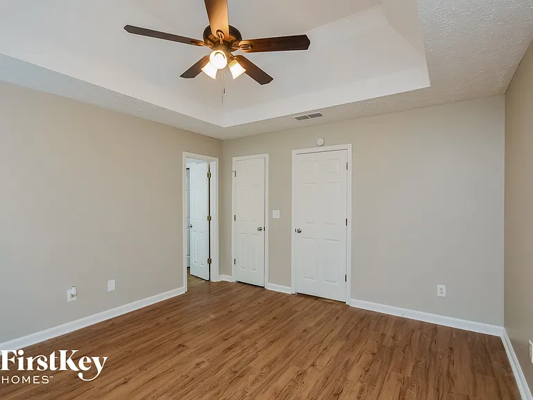 220 Lakefront Dr — Photo 8