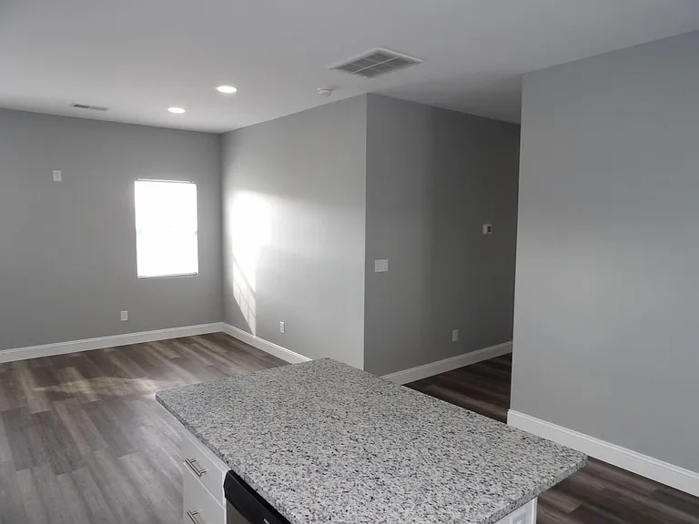 240 E Court St — Photo 16