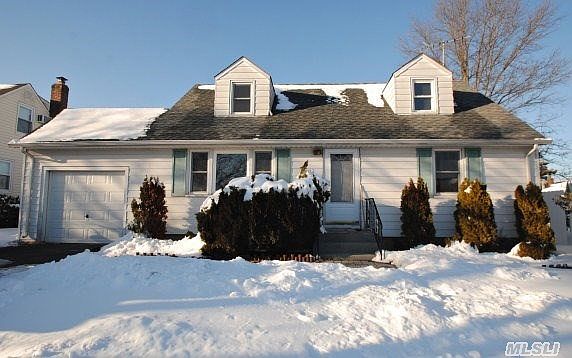 1st image of 32 Woodbine Dr S
