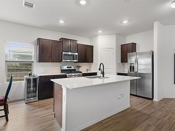 3rd image of 832 Mallow Rd