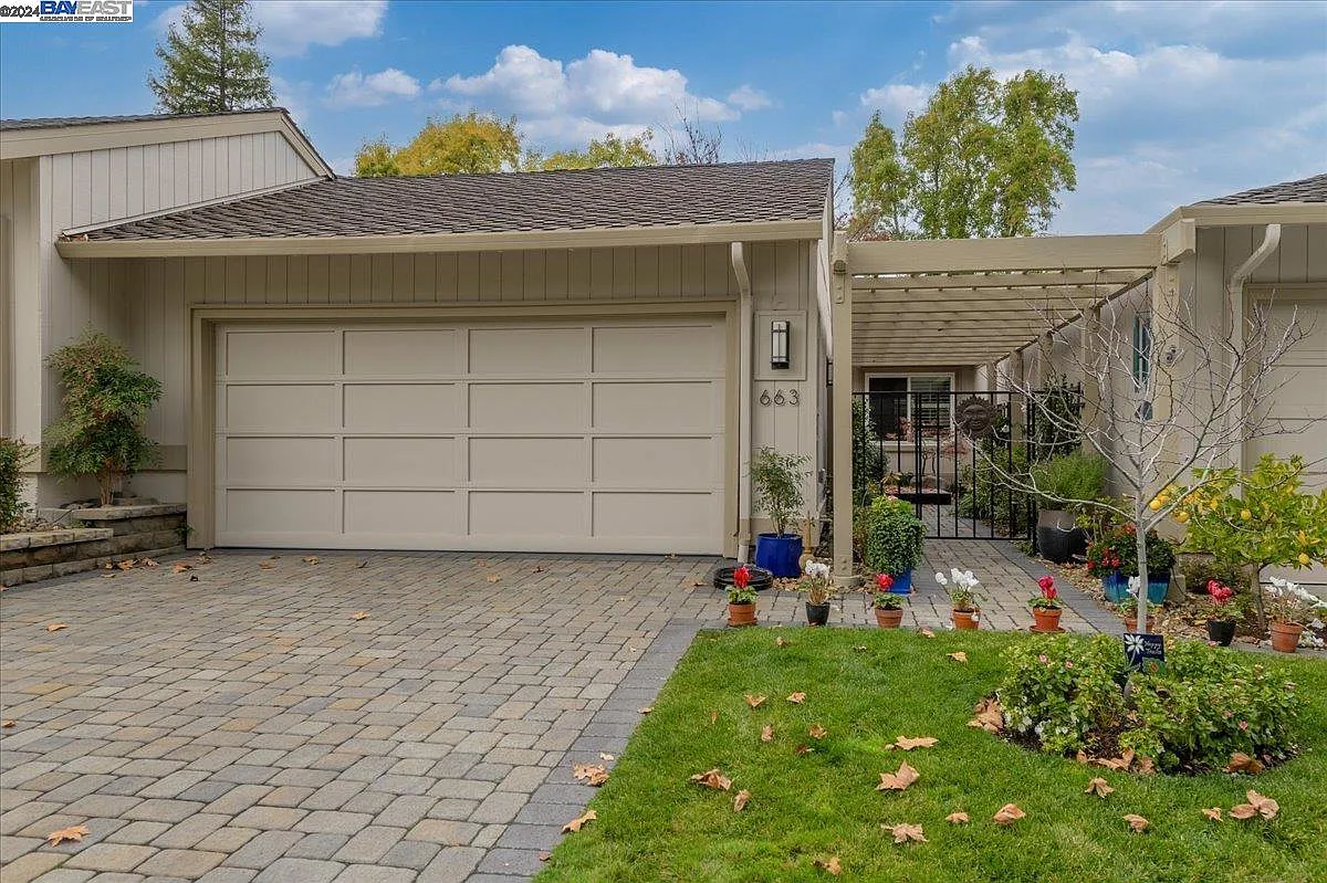 663 Silver Lake Dr photo 1