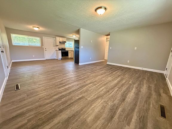 3rd image of 4421 Primrose Ln