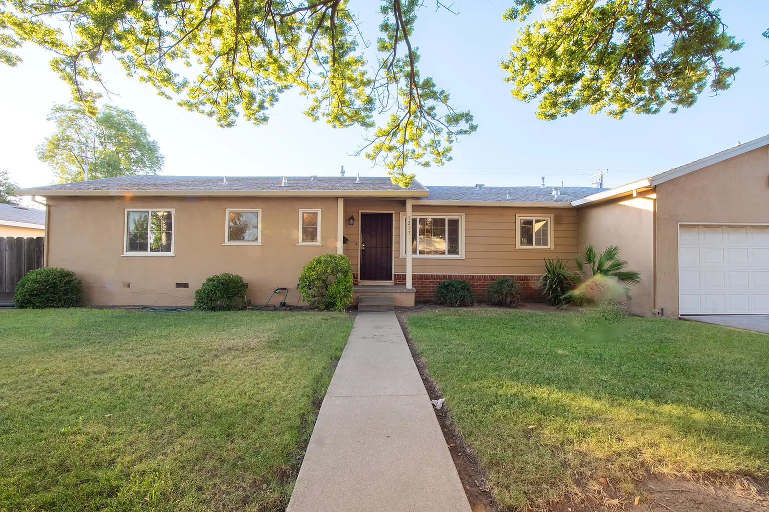 1219 W Churchill St photo 1