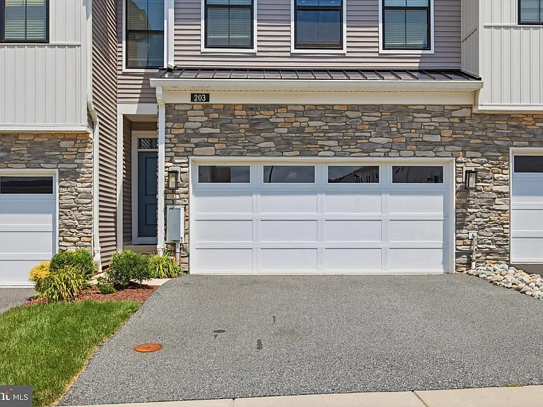 203 Segel Dr — Photo 2