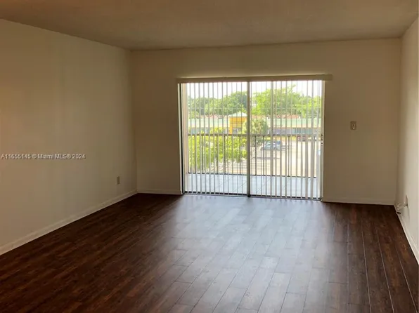1000 Country Club Dr APT 404, Pompano Beach, FL 33063