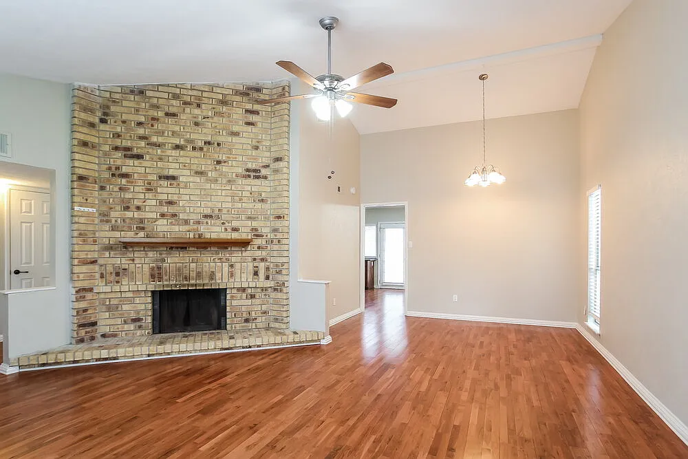 3 bed, 2.0 bath, 1748 sqft, $1,905 — Photo 3