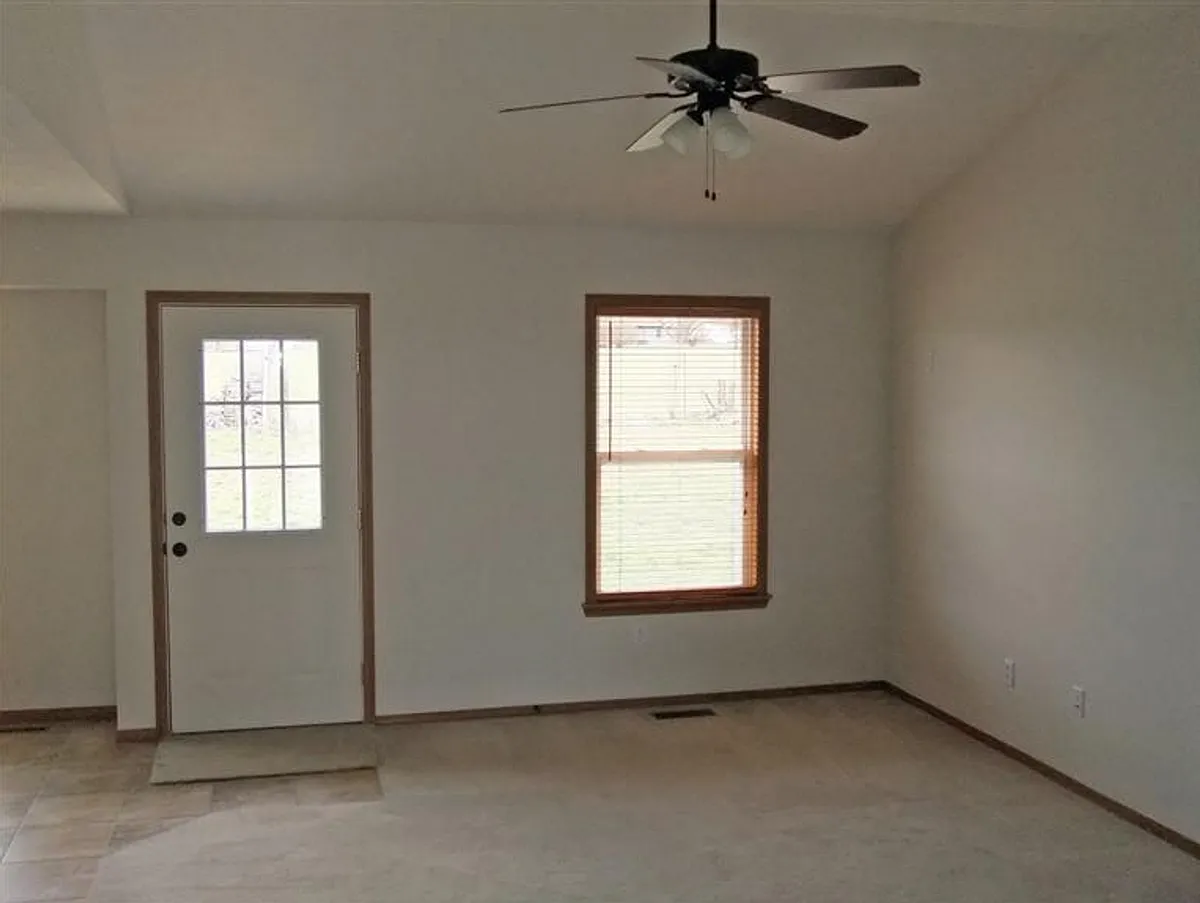 Building Photo - 866 W Lorenza Dr