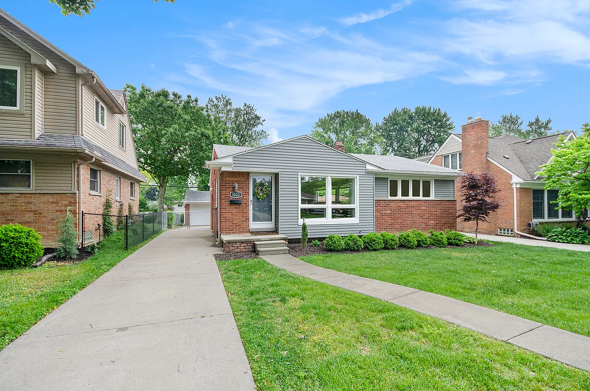 Building Photo - 3022 Elmhurst Ave