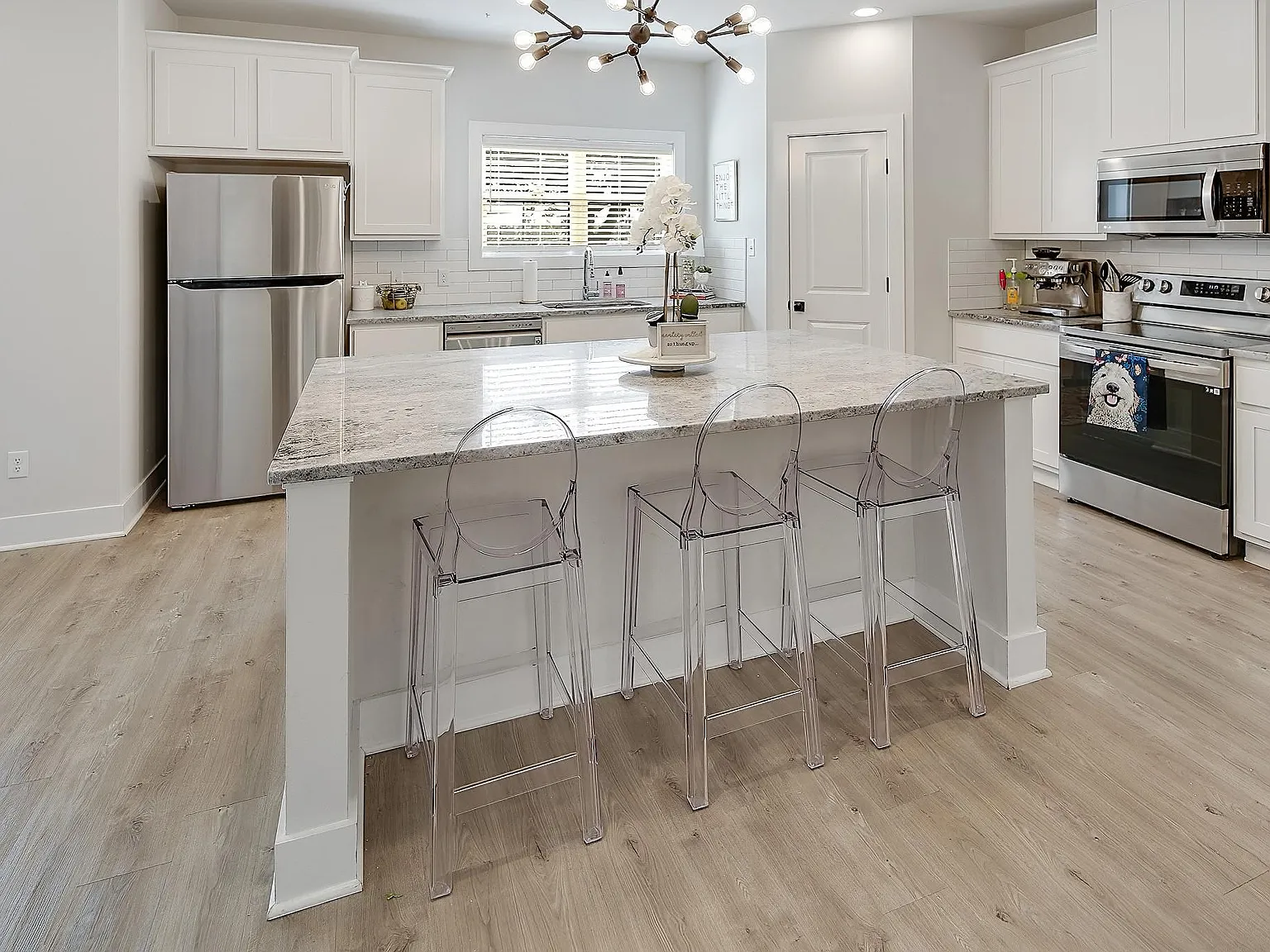 5 bed, 5.5 bath, 2285 sqft, $4,795 — Photo 3