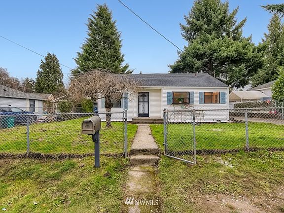 Home sits on fully fenced lot, and roof is only 3 years old