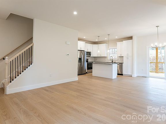 5th image of 165 Cascade Ridge Rd