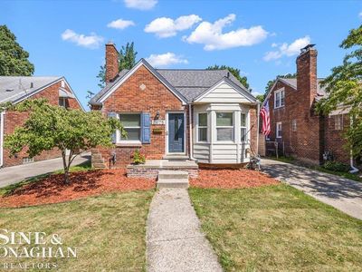 21175 Hunt Clb, Harper Woods, MI, 48225