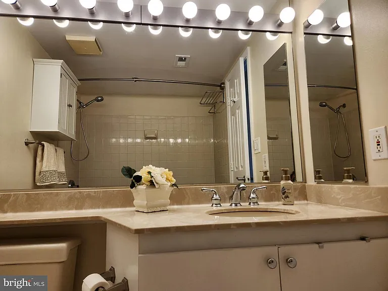 5809 Nicholson Ln #304 — Photo 9