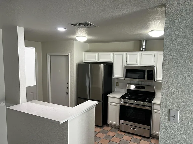607 Saunders Dr — Photo 4