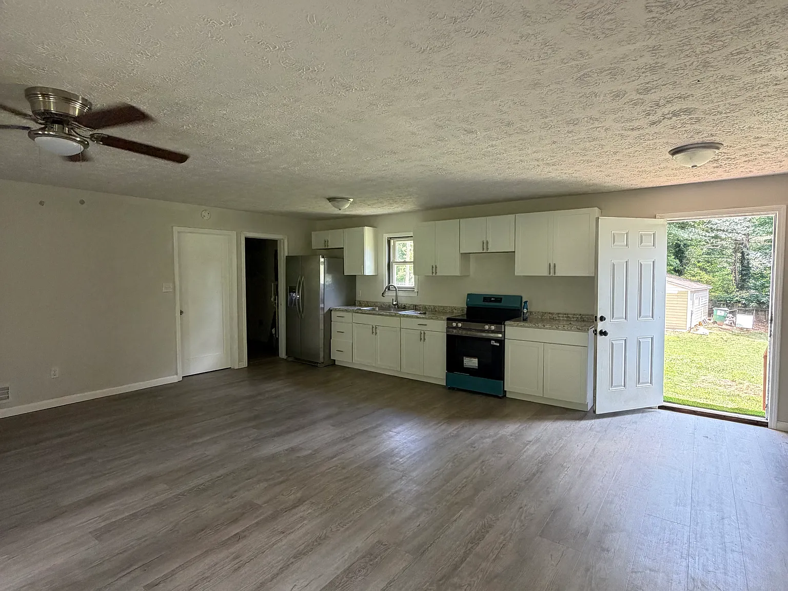 3 bed, 1200 sqft, $1,900 — Photo 2