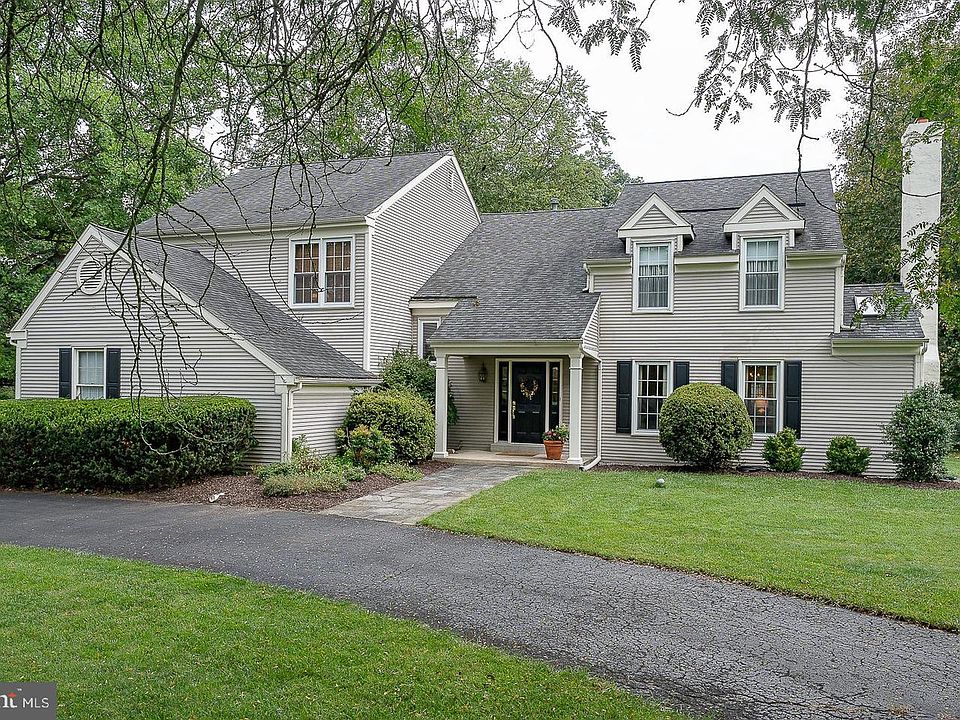 1st image of 32 Heron Hill Dr