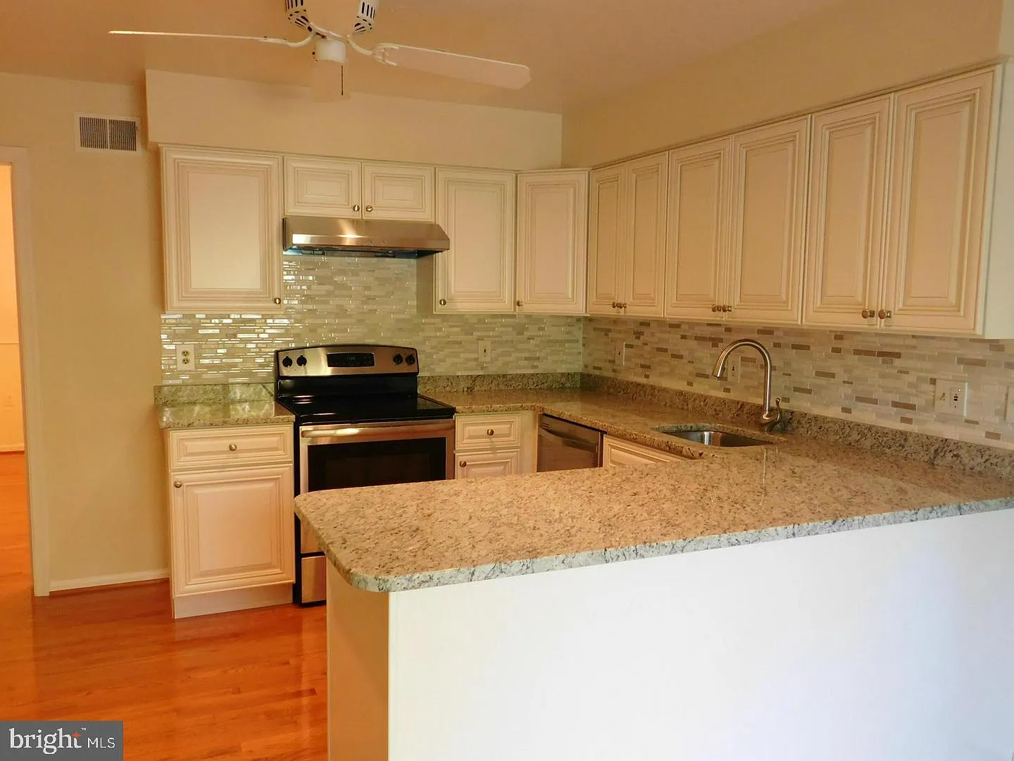 4 bed, 3.5 bath, 3190 sqft, $4,200 — Photo 3