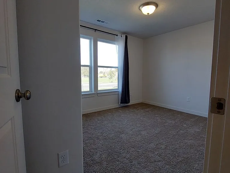 1013 Maple Dr W — Photo 19