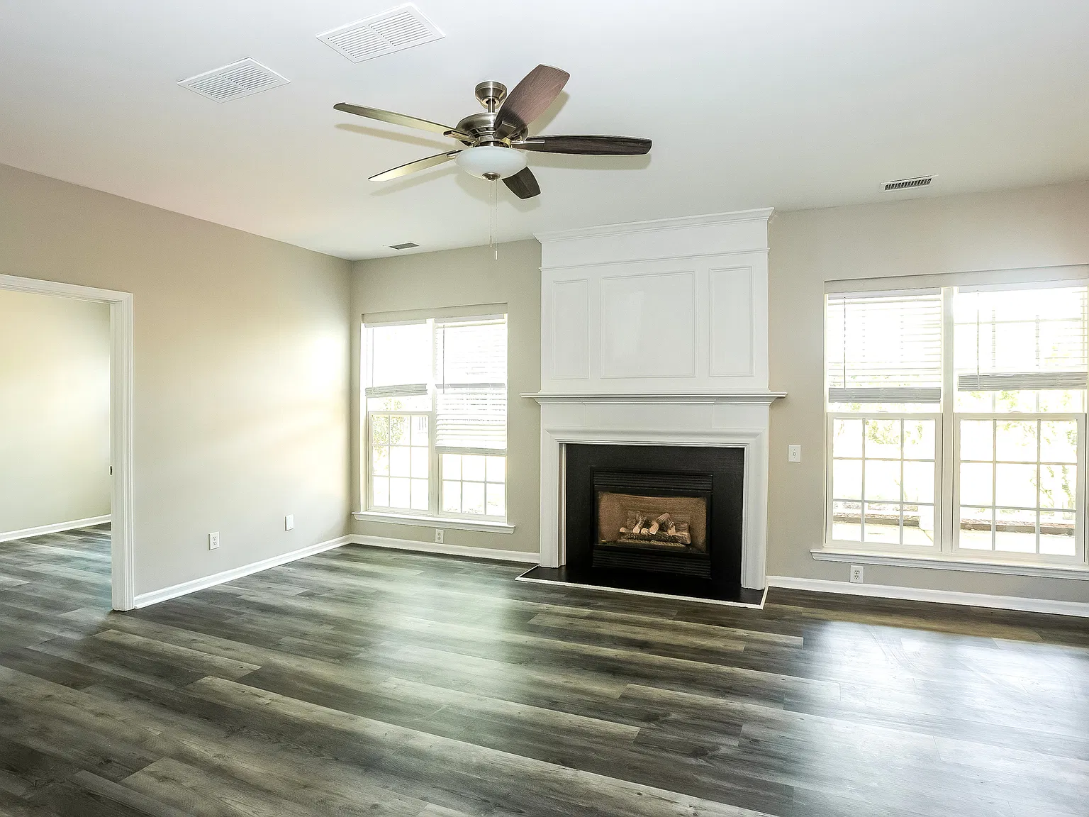 4 bed, 2072 sqft, $2,299 — Photo 3