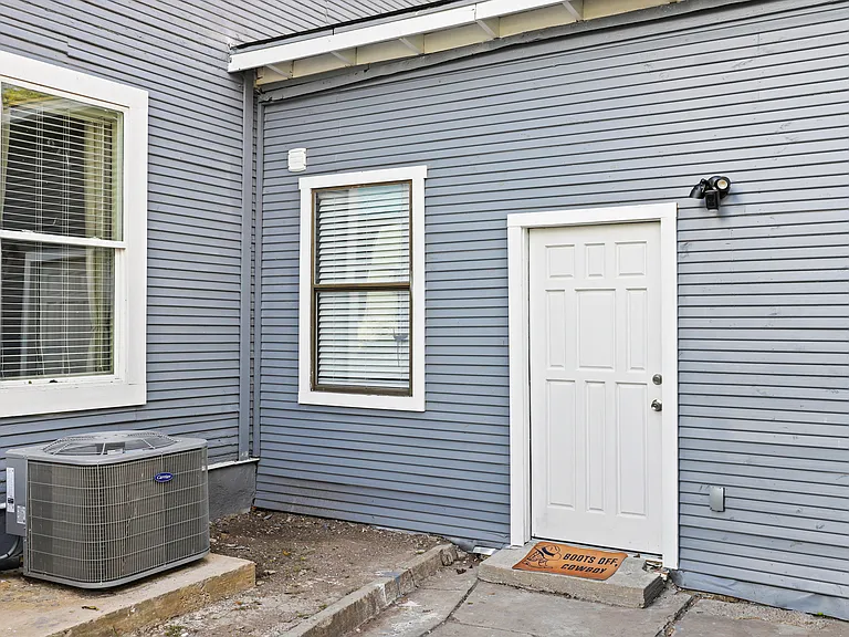 623 W Elmira St — Photo 67