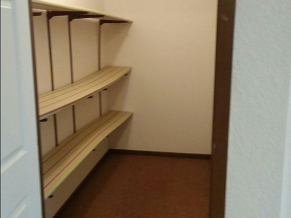 5th image of 142 N Broadway Ave