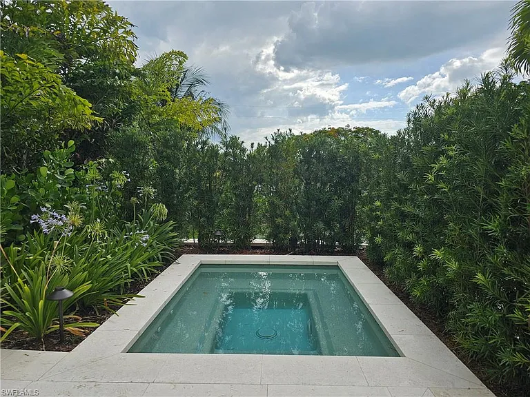 637 Palm Cir W — Photo 43