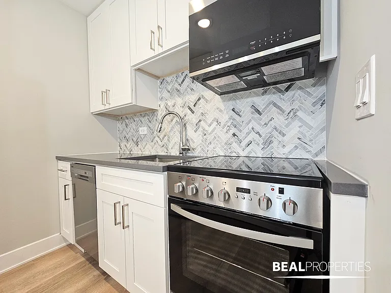 555 W Stratford Place — Photo 16