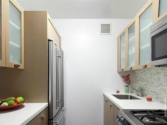 5th image of 211 E 46th St #21C