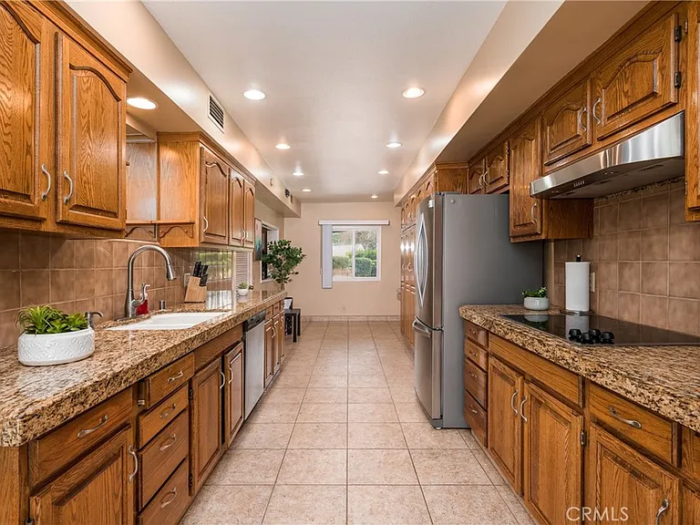 2328 E Vine Ave — Photo 6