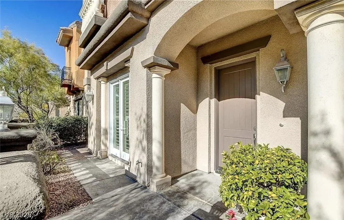 3 bed, 3.5 bath, 2501 sqft, $3,200 — Photo 2