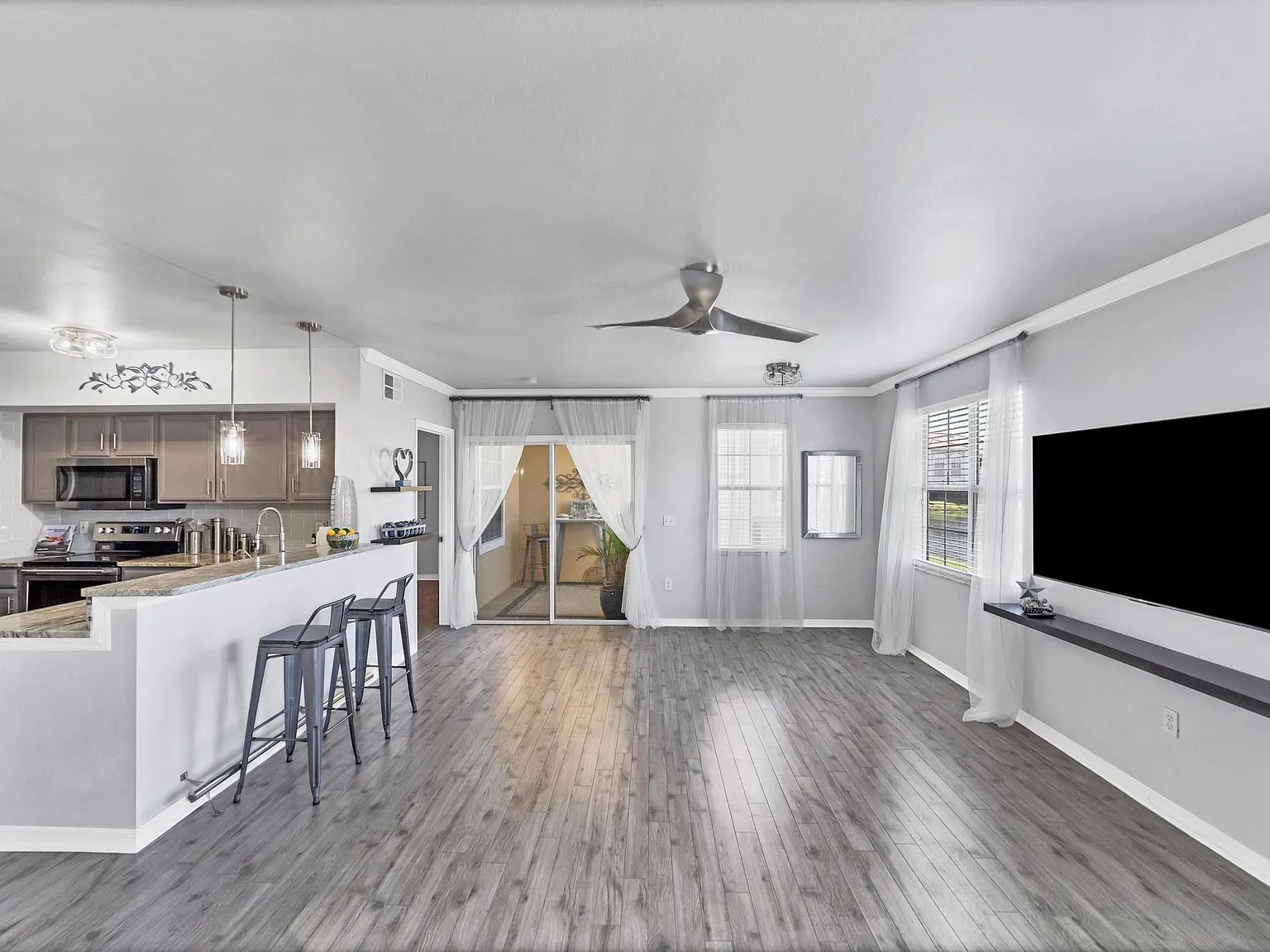 2 bed, 1247 sqft, $1,750 — Photo 1