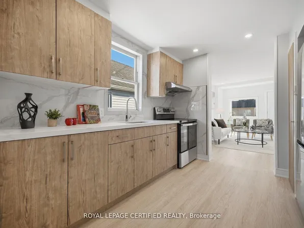1019 Ogden Ave, Mississauga, ON L5E 2G4