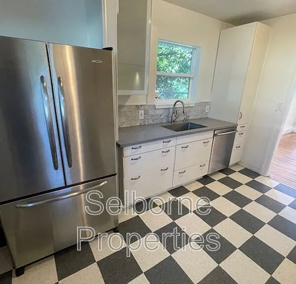 1424 E 20th St — Photo 4