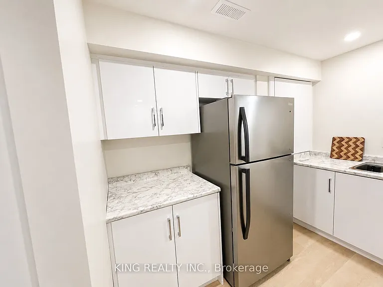 349 Grovehill Cres #LOWER — Photo 5