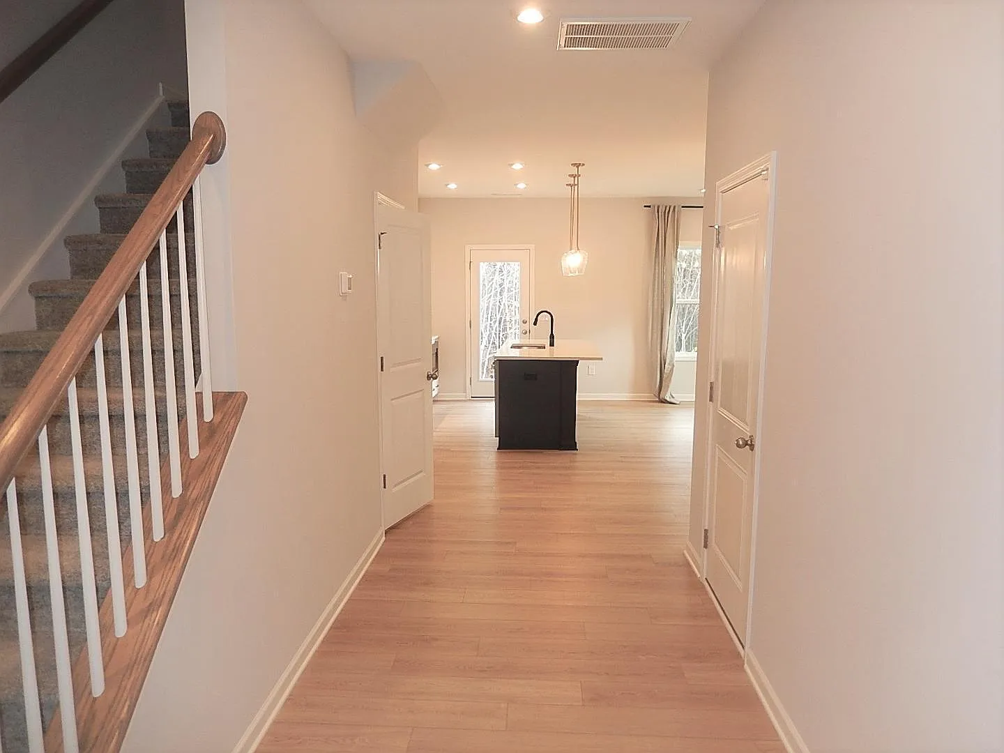3 bed, 2.5 bath, 1460 sqft, $1,900 — Photo 2