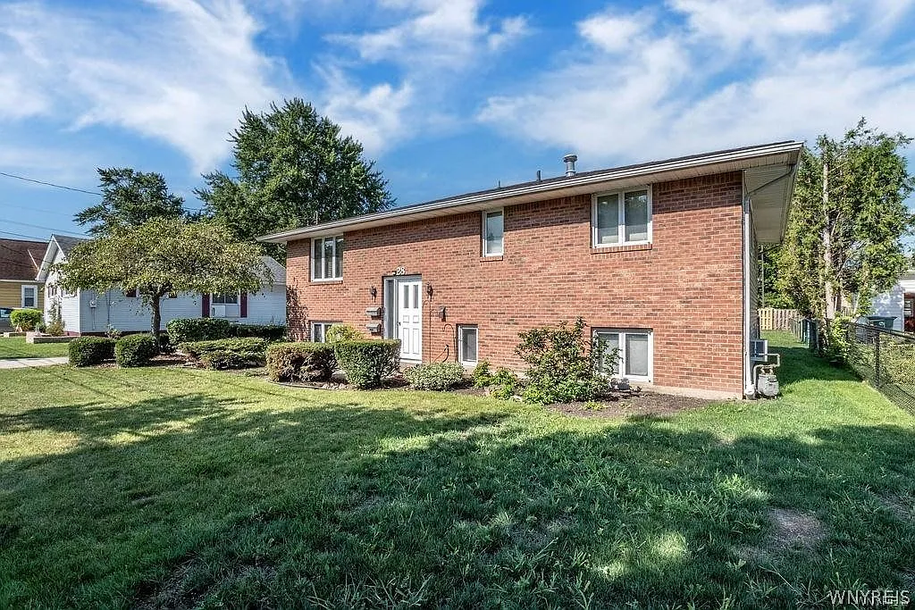 3 bed, 1.0 bath, 2592 sqft, $2,200 — Photo 2
