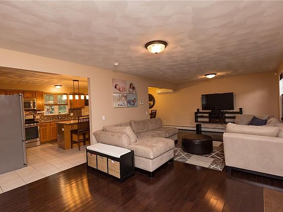 5th image of 28 Tanglewood Ln