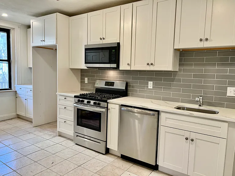 48 Endicott St #2R — Photo 3