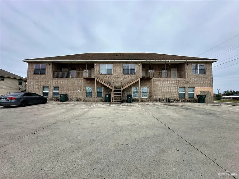 3200 Hill Crest Dr — Photo 1