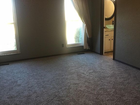 Large Master Bedroom, new carpet