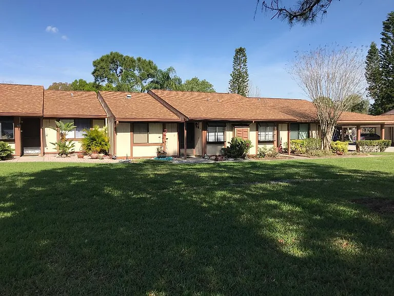 108 Edgewood Ct — Photo 1