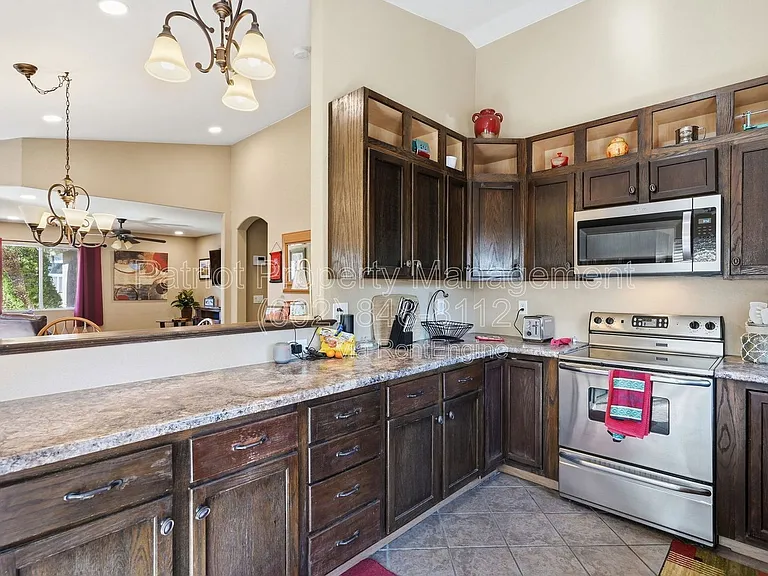 8629 W Echo Ln — Photo 12